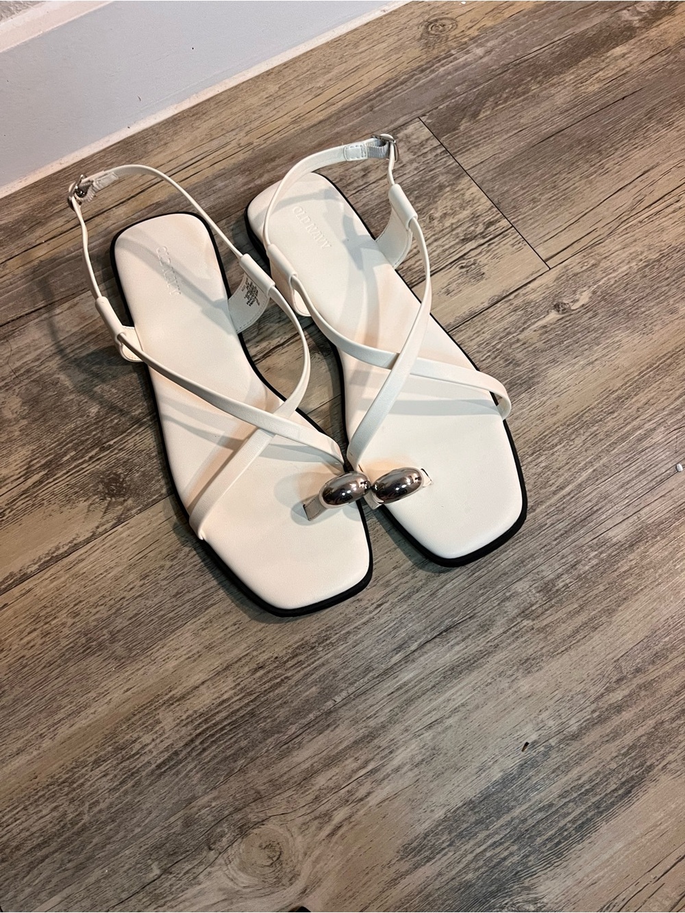Old Navy White Strappy Toe Ring Sandals | Silver Accent | Size 10